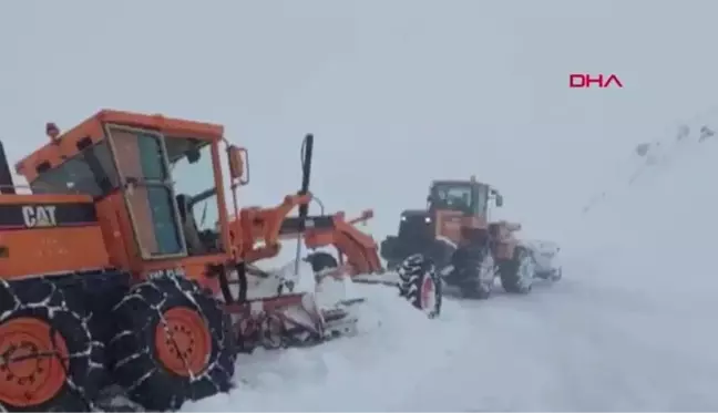 İŞ MAKİNESİ ÇIĞ ALTINDA KALDI, OPERATÖR SON ANDA KURTULDU