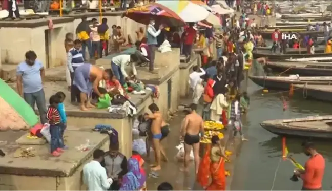 Binlerce Hindu Covid-19'a rağmen Ganj Nehri'ne girdi