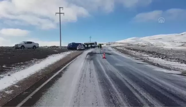Minibüs ile hafif ticari aracın çarpışması sonucu 11 kişi yaralandı