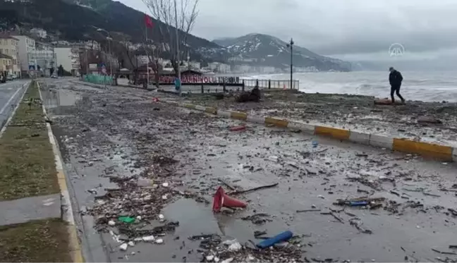 KASTAMONU - Dev dalgaların ulaşımı aksattığı Karadeniz sahil yolunda trafik normale döndü