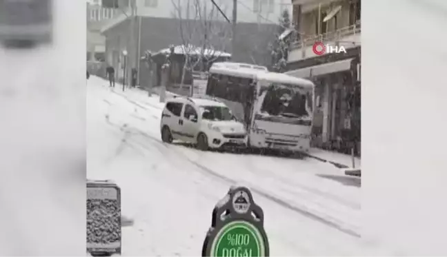 Öğrenci servisi önüne kattığı hafif ticari aracı sürükleyip götürdü