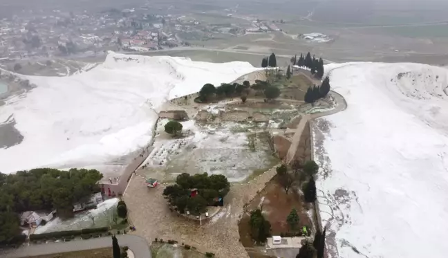 Pamukkale'de turistler kar altında termal havuza girdi