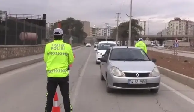 Trafik polisi aracı arızalanan sürücüye yardım etti