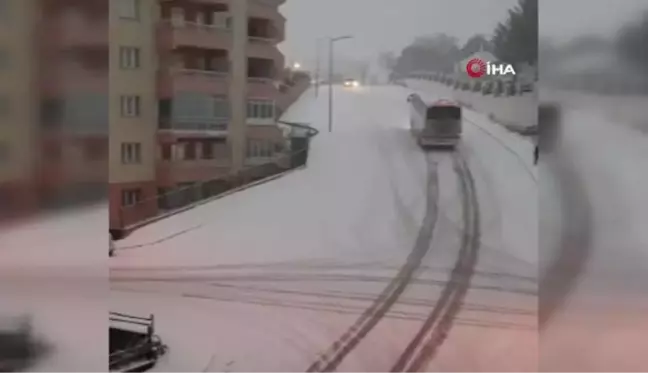 Yolcu otobüsü buzlanan yolda böyle kaydı