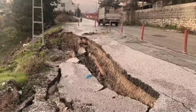 Aşırı yağış nedeniyle yolda çökme oluştu