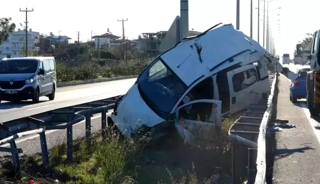 Hafif ticari araç önce bariyerlere ardından aydınlatma direğine çarptı: 4 yaralı