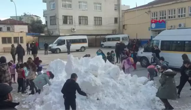 KADİRLİ'DE ÖĞRENCİLER TAŞIMA USULÜ KARLA EĞLENDİ