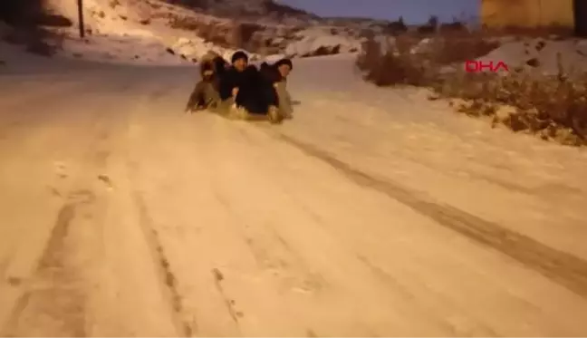 KAR YAĞIŞINI NAYLON POŞET VE TEPSİYLE EĞLENCEYE DÖNÜŞTÜRDÜLER