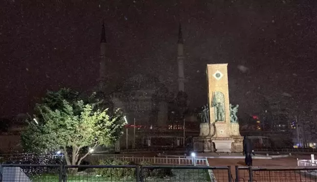 Taksim Meydanı'nda kar yağışı etkisini arttırdı