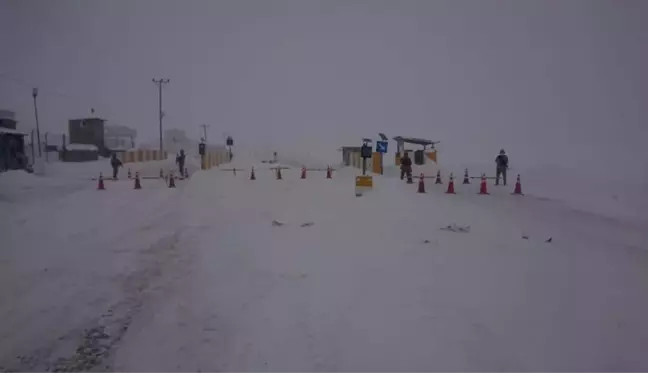 Van-Çatak karayolu trafiğe kapatıldı