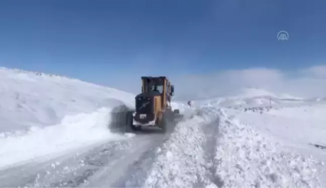 Sivas'ta ekipler, tipi nedeniyle yolu kapanan köydeki kalp hastası için seferber oldu