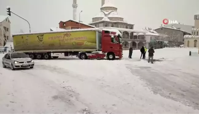 Genç-Diyarbakır yolu ulaşıma kapandı, onlarca araç yolda kaldı