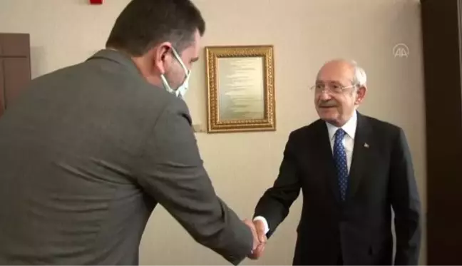 Kılıçdaroğlu, partiye yeni katılanlara rozet taktı