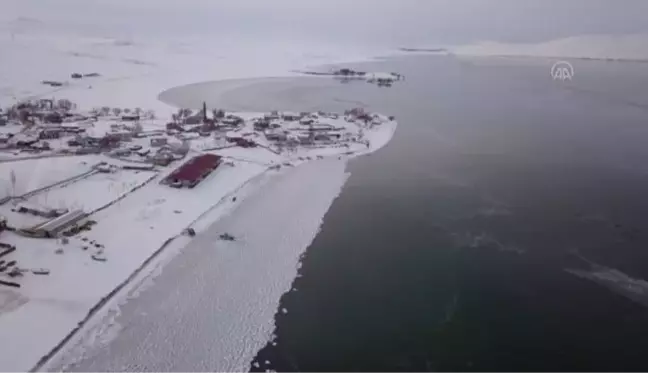 Son dakika haberi... Nazik Gölü'nün yüzeyi buz tuttu