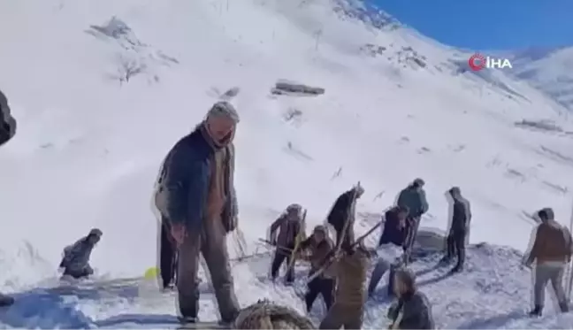 Evin üzerine çığ düştü, mahalleli seferber oldu