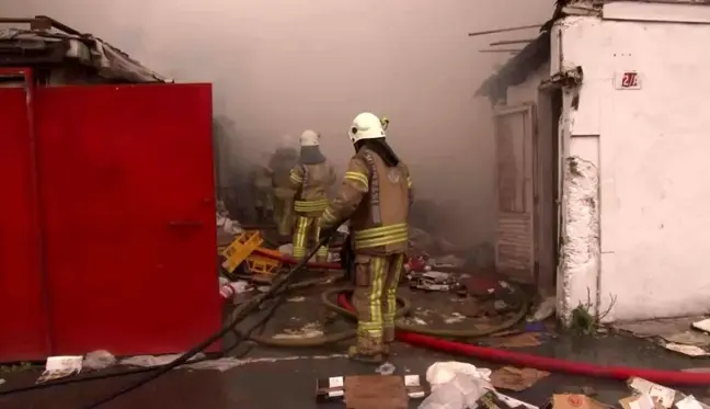 Kadıköy'de hurdalıkta çıkan yangın söndürüldü