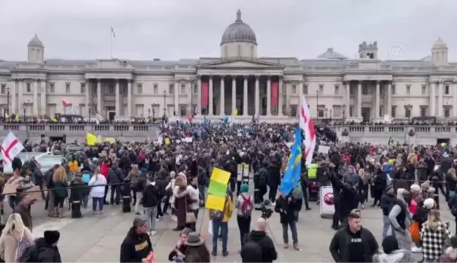 Kovid-19 önlemleri ve aşı karşıtları protesto gösterisi düzenledi