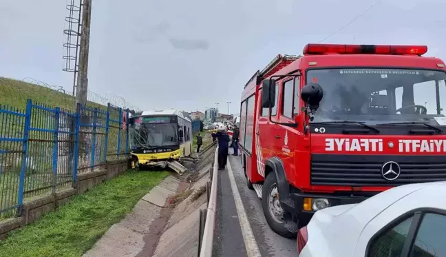 Tekerleği patlayan İETT otobüsü yoldan çıkıp korkuluklara çarptı: 5 yaralı