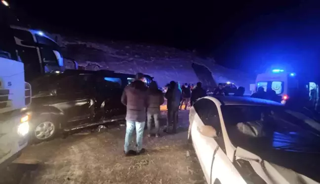 D100'de 8 araç birbirine girdi: 9 yaralı