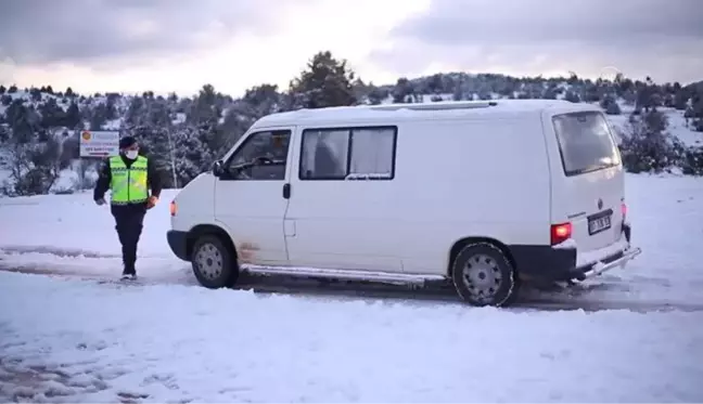 Son dakika haberi... Jandarmadan yolda kalan vatandaşlara yardım