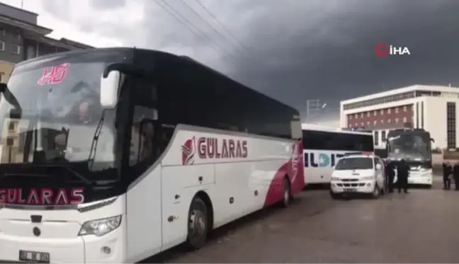 Kar yolları kapadı, yolcular yurtlara yerleştirildi