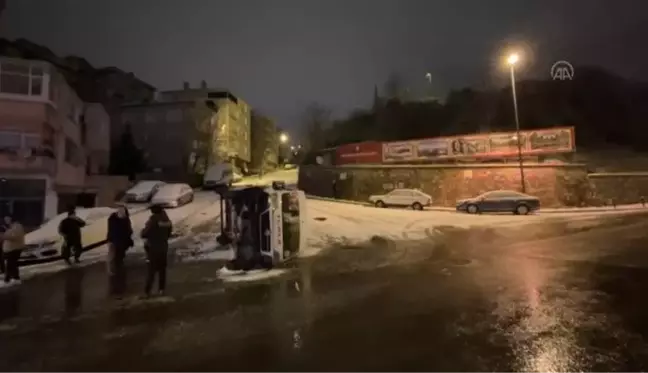 Üsküdar'da servis minibüsü kar yağışından dolayı devrildi