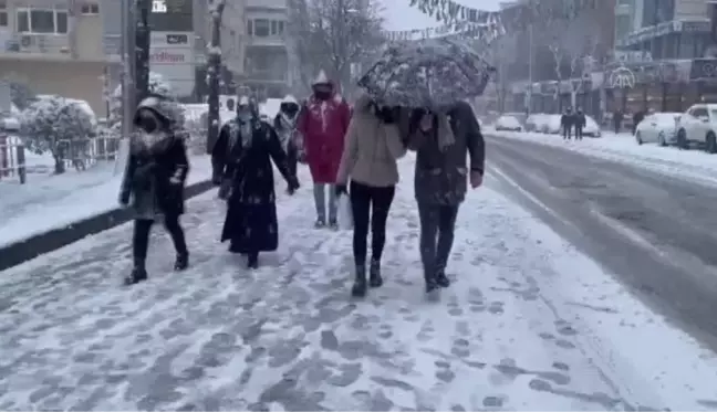 Bakırköy İncirli Caddesi'nde vatandaşlar toplu taşıma araçlarının çalışmaması nedeniyle yürüdü