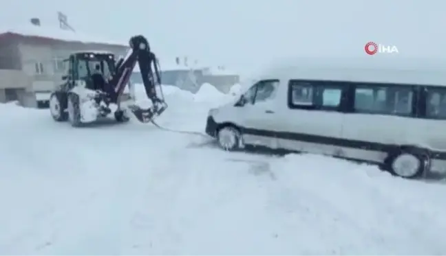 Belediye başkanı karda mahsur kalan vatandaşı kurtarırken mahsur kaldı