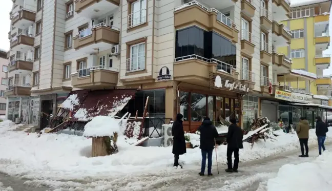 Gaziantep'te çatıdan düşen karlar iş yerlerine zarar verdi