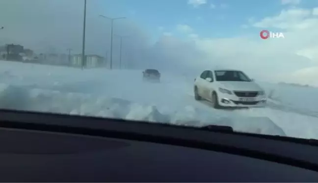 Gercüş'te kayganlaşan yolda kayan tır, yolu ulaşıma kapattı