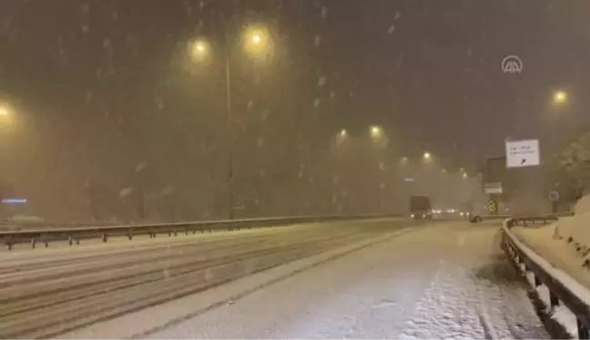 İstanbul'da devam eden kar yağışı trafikte aksamalara yol açıyor