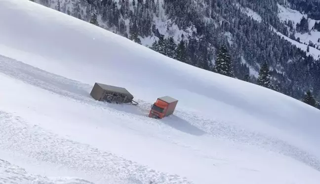 Kar ve tipi nedeniyle iki tır yoldan çıkarak uçuruma sürüklendi