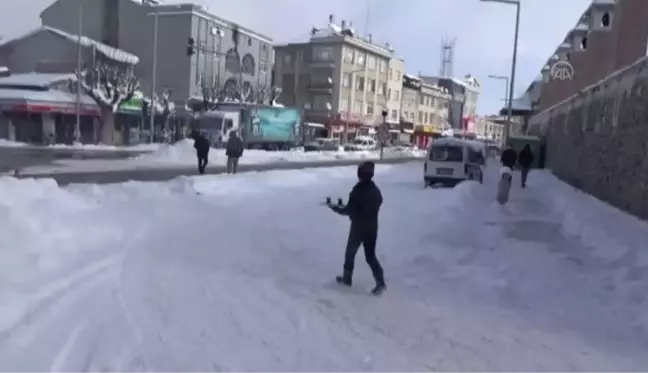 Karapınar'da karda üşüyen yavru köpeğe esnaf sahip çıktı