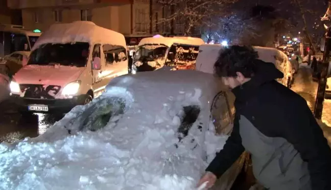 Maltepe'de kar sonrası sürücüler yolda kaldı, trafik oluştu