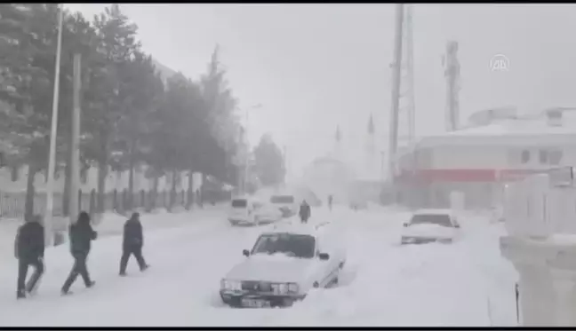 Sivrice'de kar etkili oluyor