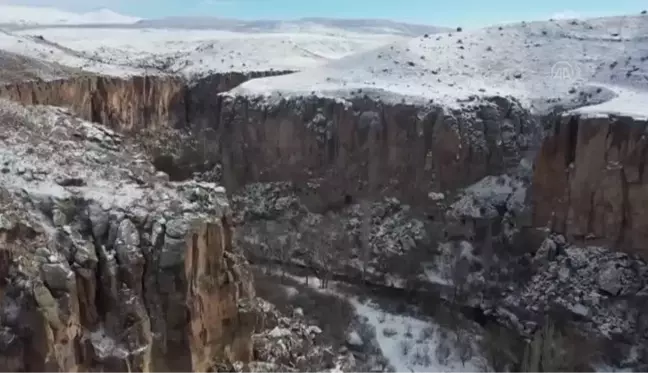 Beyaza bürünen Ihlara Vadisi'nde turistler karın keyfini çıkarıyor