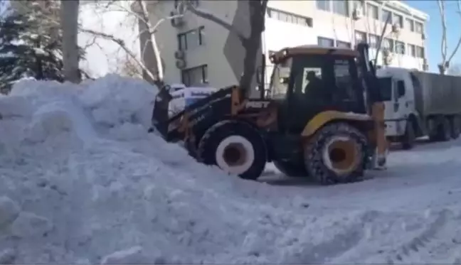 Gölbaşı ilçesinde kar temizleme ve tuzlama çalışması devam ediyor