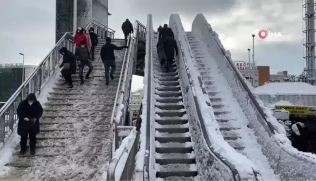 İstanbul'da yayaların donan merdivenlerle imtihanı