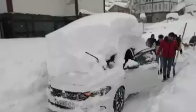 KASTAMONU - Araçlar kalınlığı 2 metreye yaklaşan karın altında kaldı