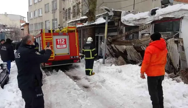 Çöken çatının altında kalan çocuk yaralandı