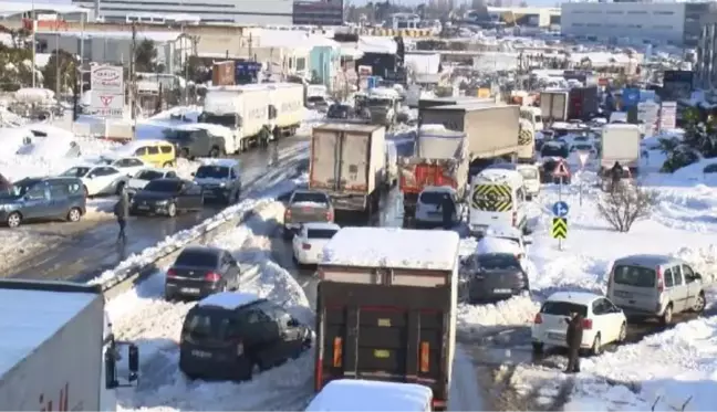 HADIMKÖY'DE YOLLARA BIRAKILAN ARAÇLAR NEDENİYLE TRAFİK DURMA NOKTASINA GELDİ