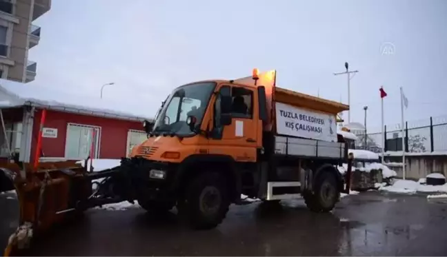 Tuzla'da kar temizleme çalışmaları devam ediyor