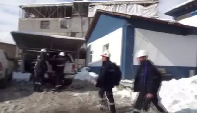 Ekipler hediklerle karlı yolları aşıp elektrik arızalarını gideriyor