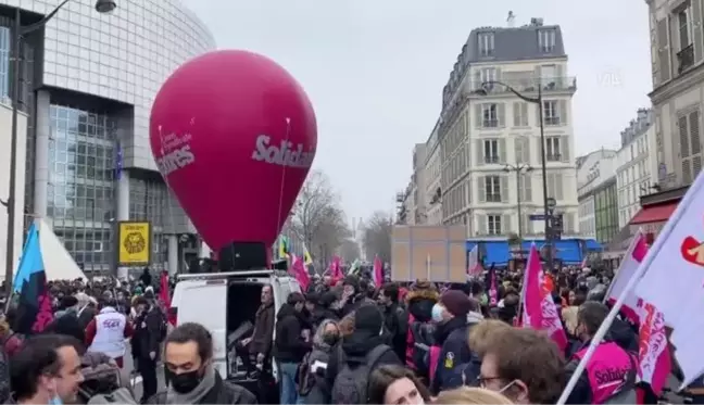 Fransa'da maaşlara zam talebiyle gösteriler düzenlendi