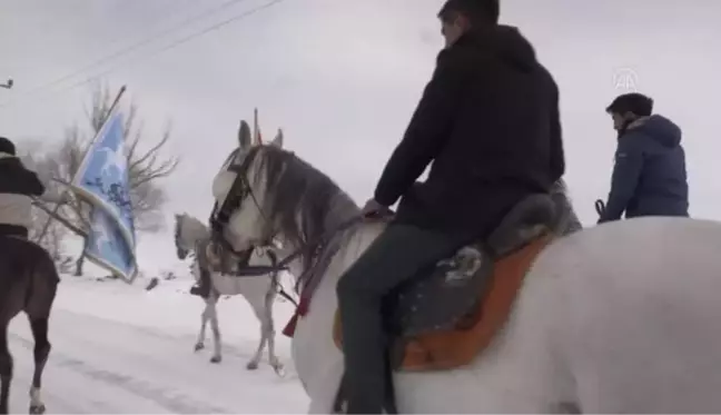 Kars'a gelen Rus rehberlere kar üstünde atlı cirit gösterisi sunuldu