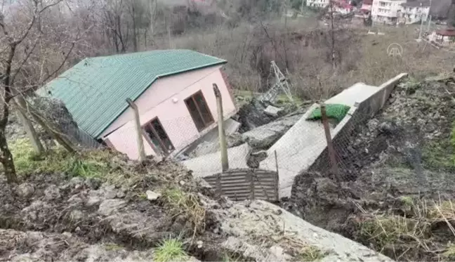 Ortahisar'da meydana gelen heyelanda bir ev yıkıldı