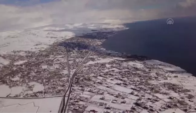 Ahlat'taki kümbetler beyaza büründü