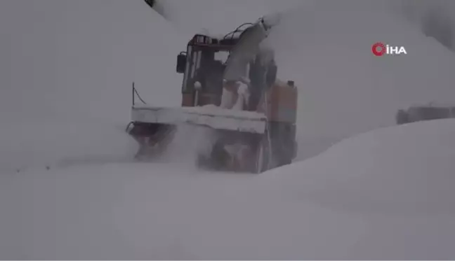 Bitlis'te tipi ve fırtınaya rağmen köy yolları açılıyor