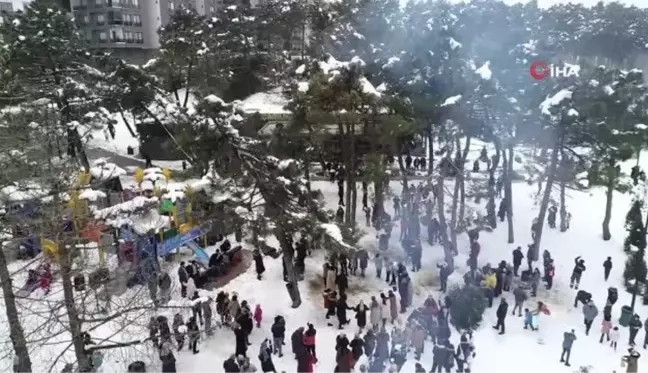 İstanbul'da tulumlu kemençeli sucuk ekmekli Kar Şenliği