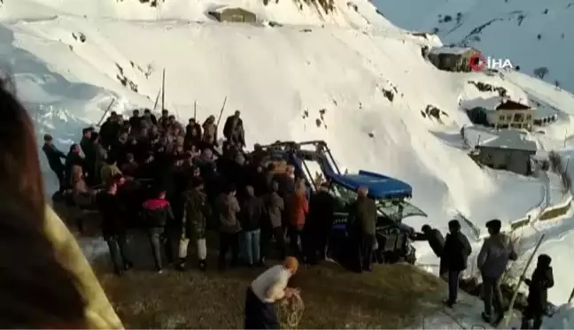 Kar temizlemeye çalışırken şarampole düşen traktörü köylüler el birliği ile böyle kurtardı